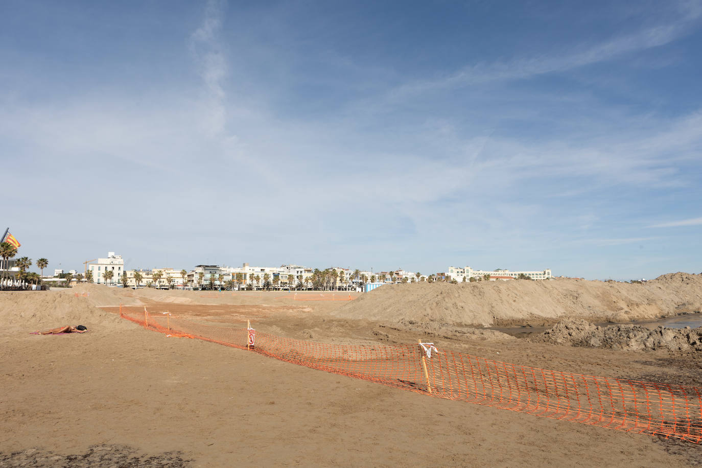 Montañas de arena en la playa del Cabanyal