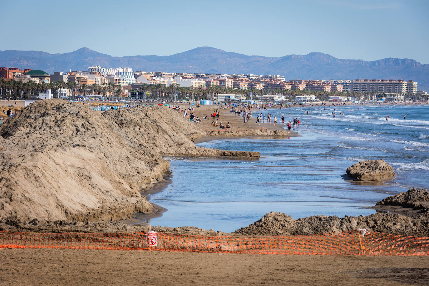 Montañas de arena en la playa del Cabanyal