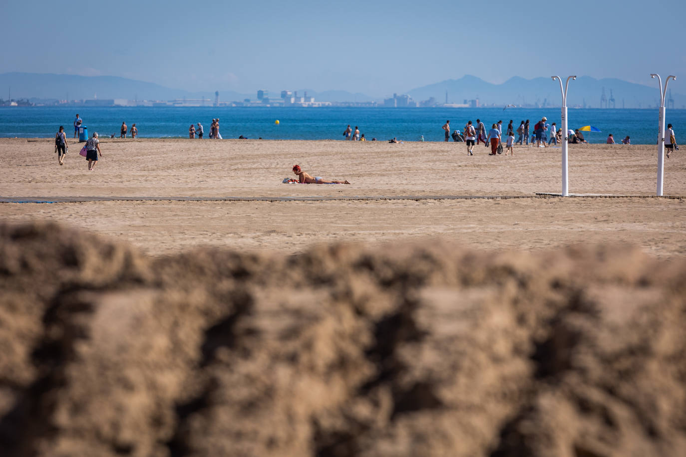 Montañas de arena en la playa del Cabanyal