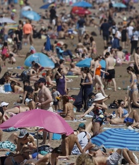 Imagen secundaria 2 - Terrazas y bares del centro, playas y calles, llenas de turistas y vecinos.