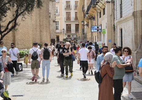 Imagen secundaria 1 - Terrazas y bares del centro, playas y calles, llenas de turistas y vecinos.