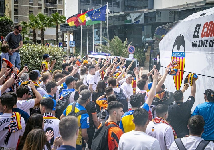 La afición del Valencia recibe al equipo en Cádiz.