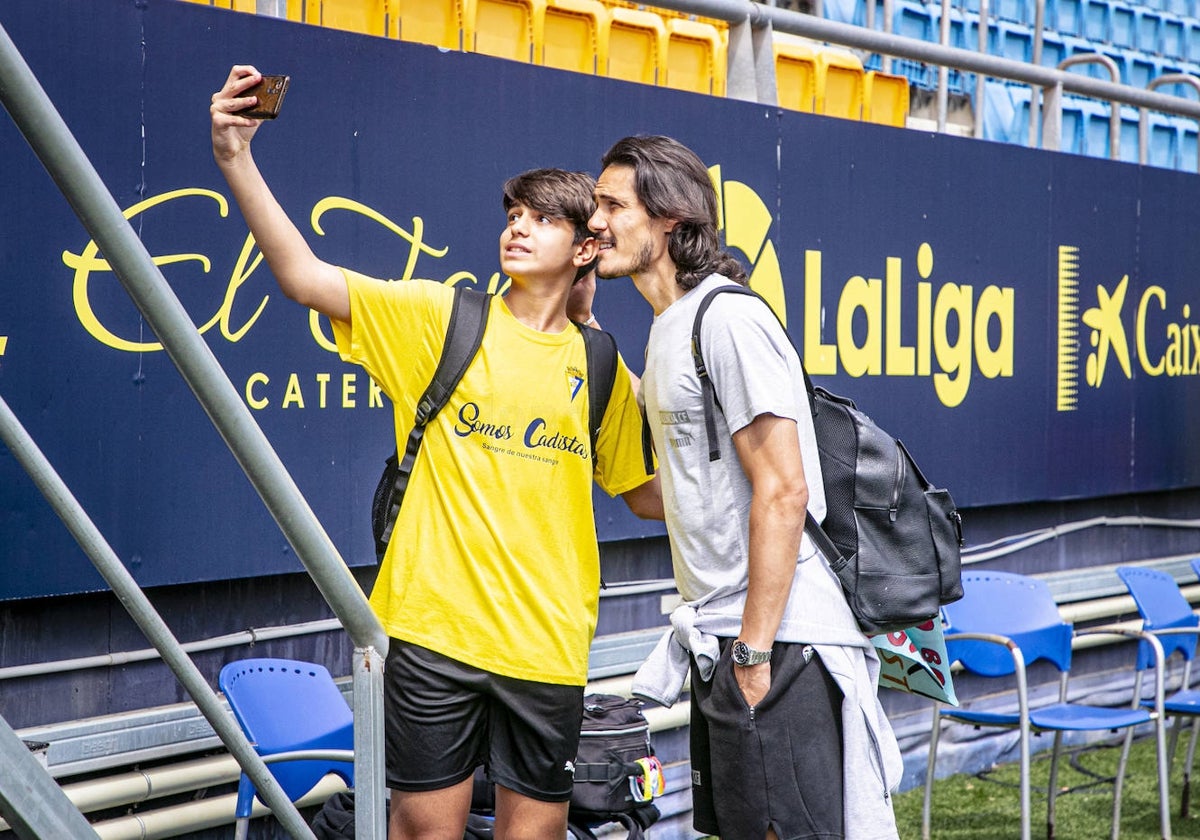 Un joven aficionado del Cádiz, junto a Edinson Cavani.