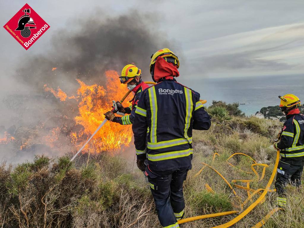 El incendio forestal en la cala Llabeig de Teulada, en imágenes