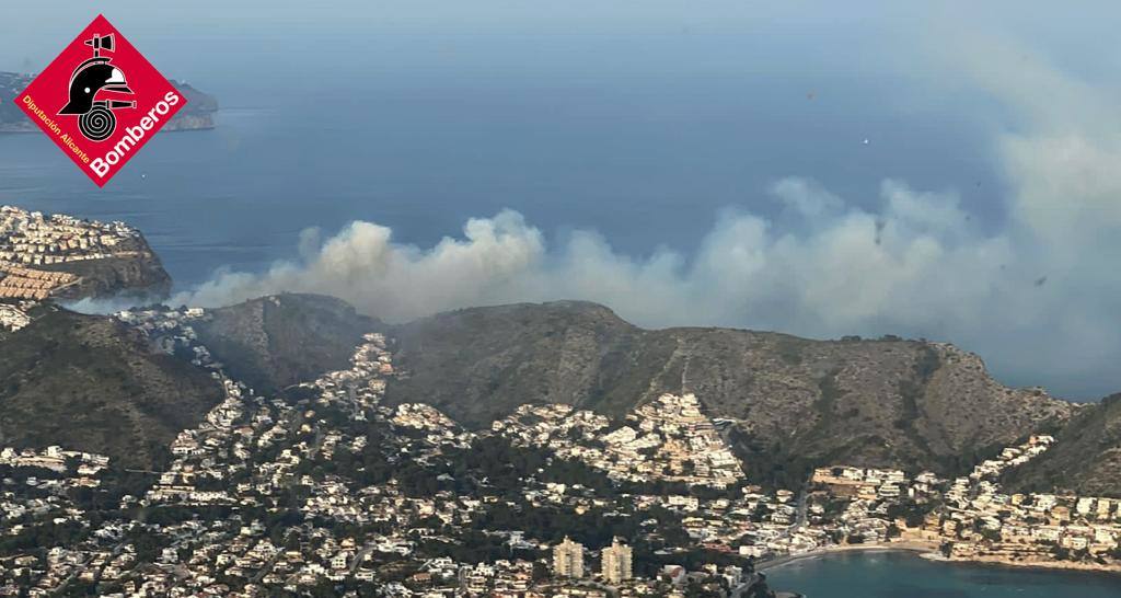 El incendio forestal en la cala Llabeig de Teulada, en imágenes
