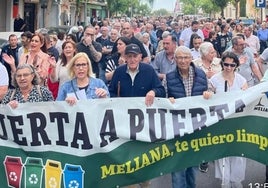 Vecinos de Meliana encabezan la manifestación, el domingo, en una calle de Meliana.