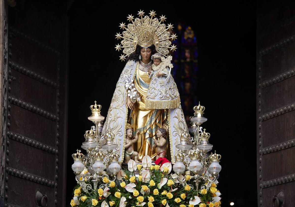 Solemne procesión de la Virgen de los Desamparados.