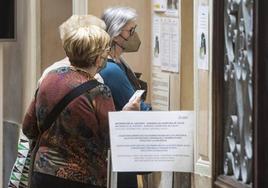 Tres personas en la entrada del Museo de Cerámica en el que anuncia en cartel el cierre de algunas salas en una imagen de archivo.