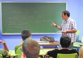 Un profesor durante una clase, en una foto de archivo.