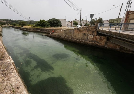 La Acequia Real del Júcar a su paso por Gavarda.