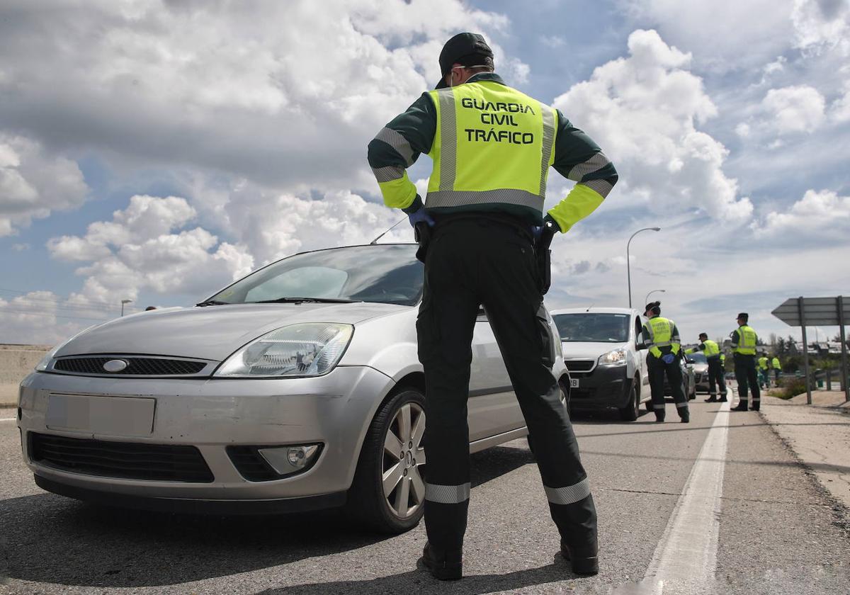 Un agente de la Guardia Civil de Tráfico en un un control.