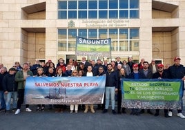 Una reciente protesta de vecinos y políticos de Sagunto y Canet.