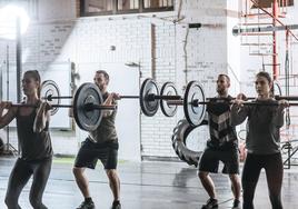 Varias personas haciendo ejercicio en un gimnasio.