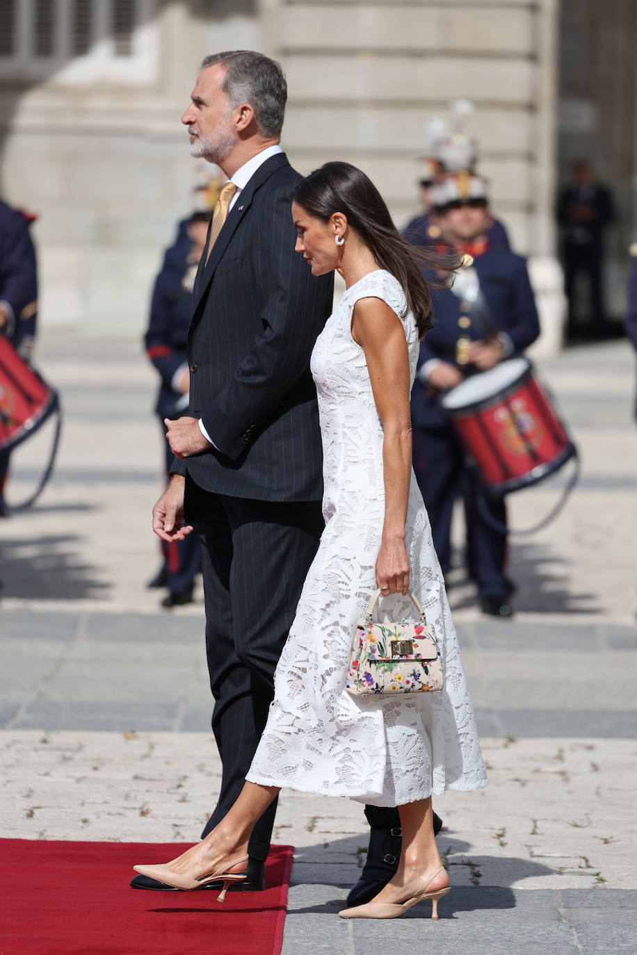 Letizia apuesta por el encaje con un vestido &#039;low cost&#039;