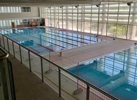 Interior de la piscina cubierta de Tavernes