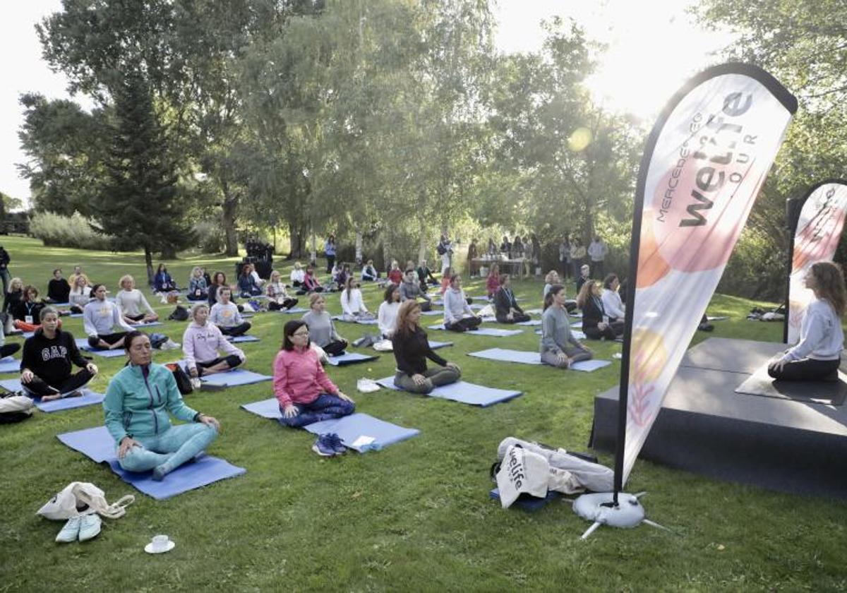 Yoga al aire libre, en una imagen de archivo.