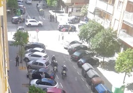 Varias patrullas de la Policía Nacional y Policía Local en la calle donde han ocurrido los hechos.