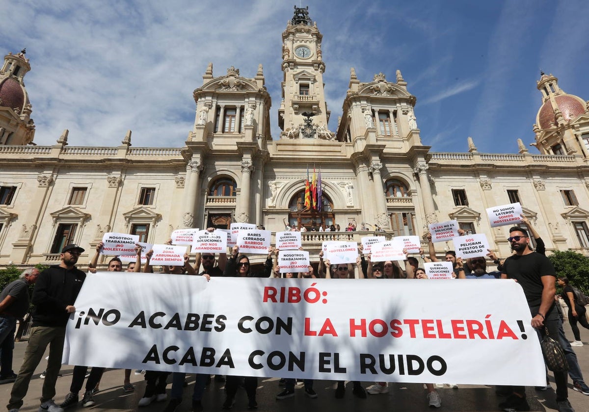 Acto de protesta de los hosteleros de la plaza del Cedro, en la plaza del Ayuntamiento.