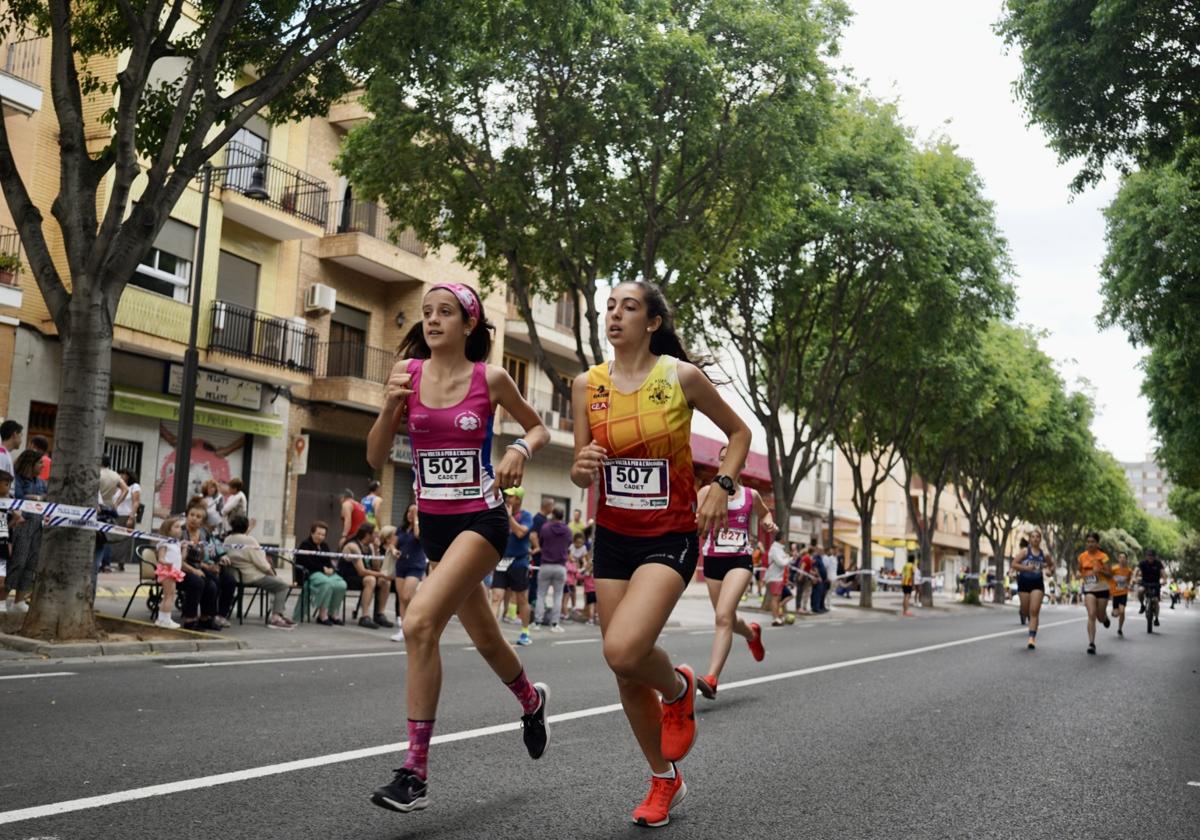 Dos de las participantes en la carrera.