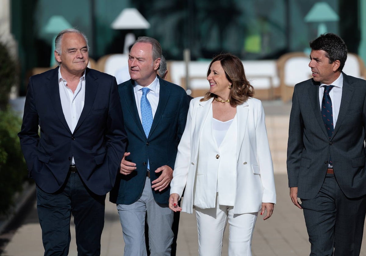 La candidata del Partido Popular a la alcaldía de València, María José Catalá, el vicesecretario de Acción Institucional del PP, Esteban González Pons (i), el candidato del PP a la Presidencia de la Generalitat, Carlos Mazón (d), y el cabeza de lista del PP a las elecciones autonómicas por Castellón, Alberto Fabra, a su llegada al desayuno informativo organizado por Nueva Economía Fórum, donde ha presentado su proyecto de ciudad.