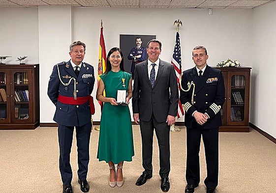 El Agregado de Defensa, Pedro García Sipols; Natacha Sanz;  su marido, David Anderson y el Agregado Naval, Manuel González.