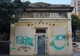 El antiguo almacén Viuda de Olmos, lleno de pintadas.