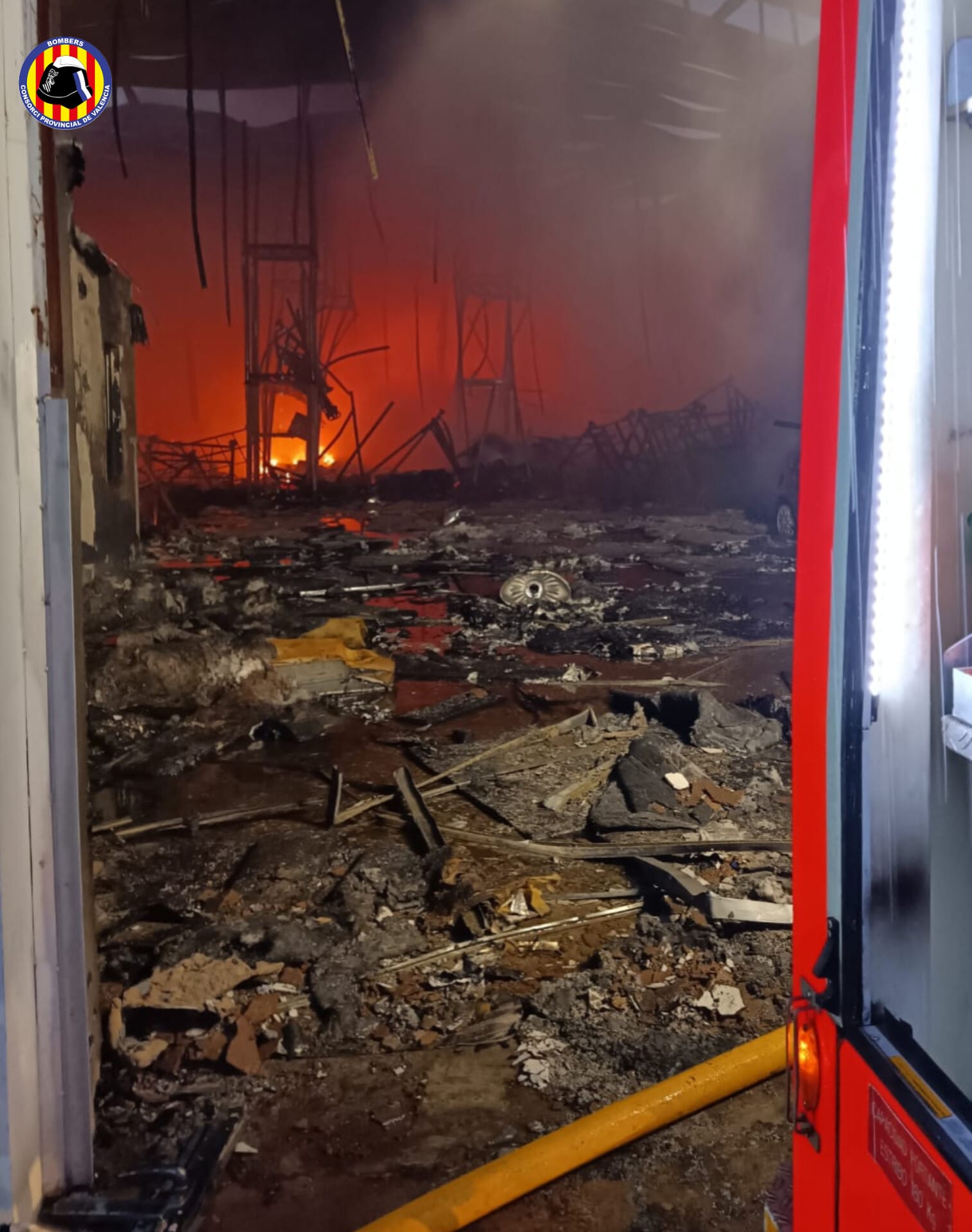 Imagen principal - Un incendio calcina un almacén de colchones en Alaquàs y deja un herido