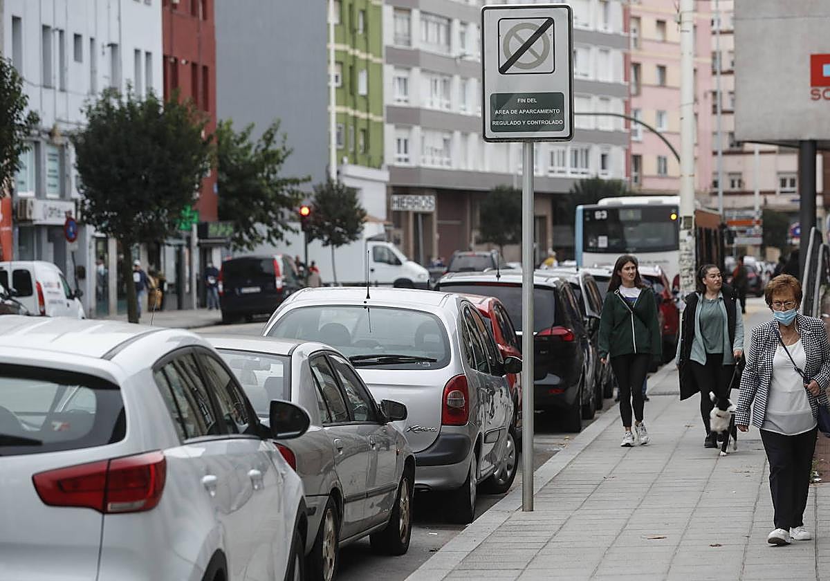 ¿Es posible recibir dos multas por aparcar mal si no se mueve el coche?
