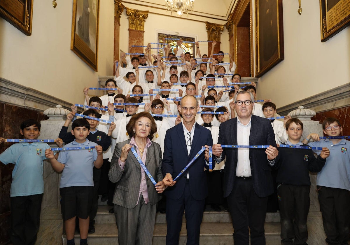 María Dolores Alfonso, Jesús Trelis (director de LAS PROVINCIAS), Luis Garrido y los niños de la Escolanía.