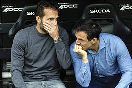 Baraja habla con Marchena durante el choque en Mestalla