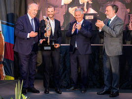 Valverde recibe el premio de manos de Vicente del Bosque.