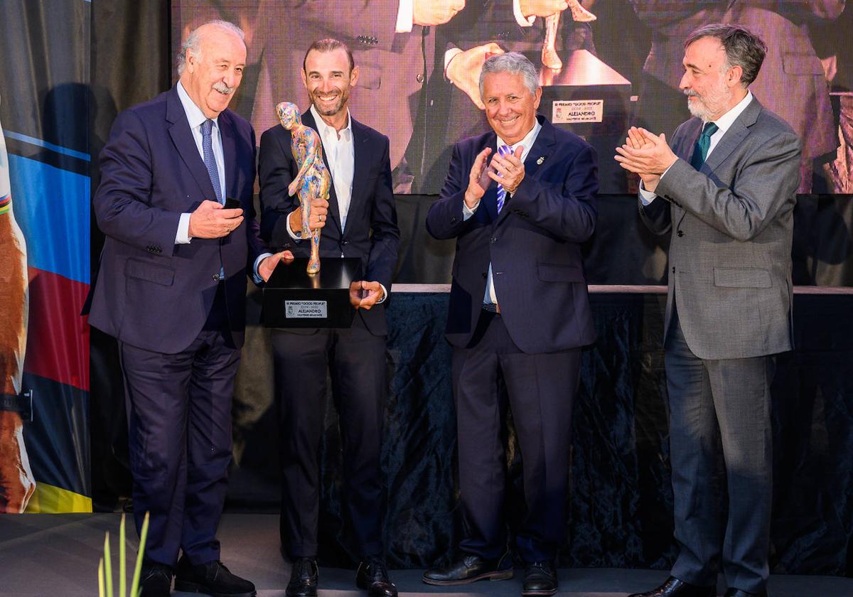 Valverde recibe el premio de manos de Vicente del Bosque.