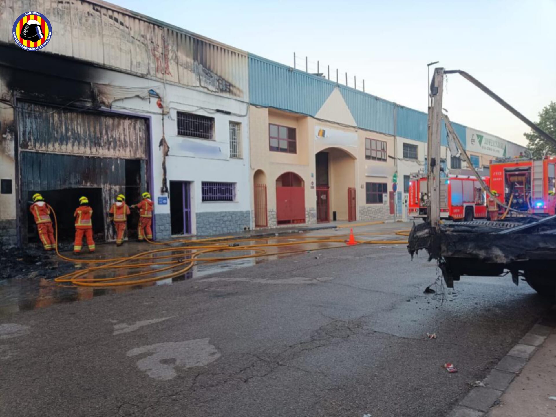 Imagen secundaria 1 - Un incendio calcina un almacén de colchones en Alaquàs y deja un herido