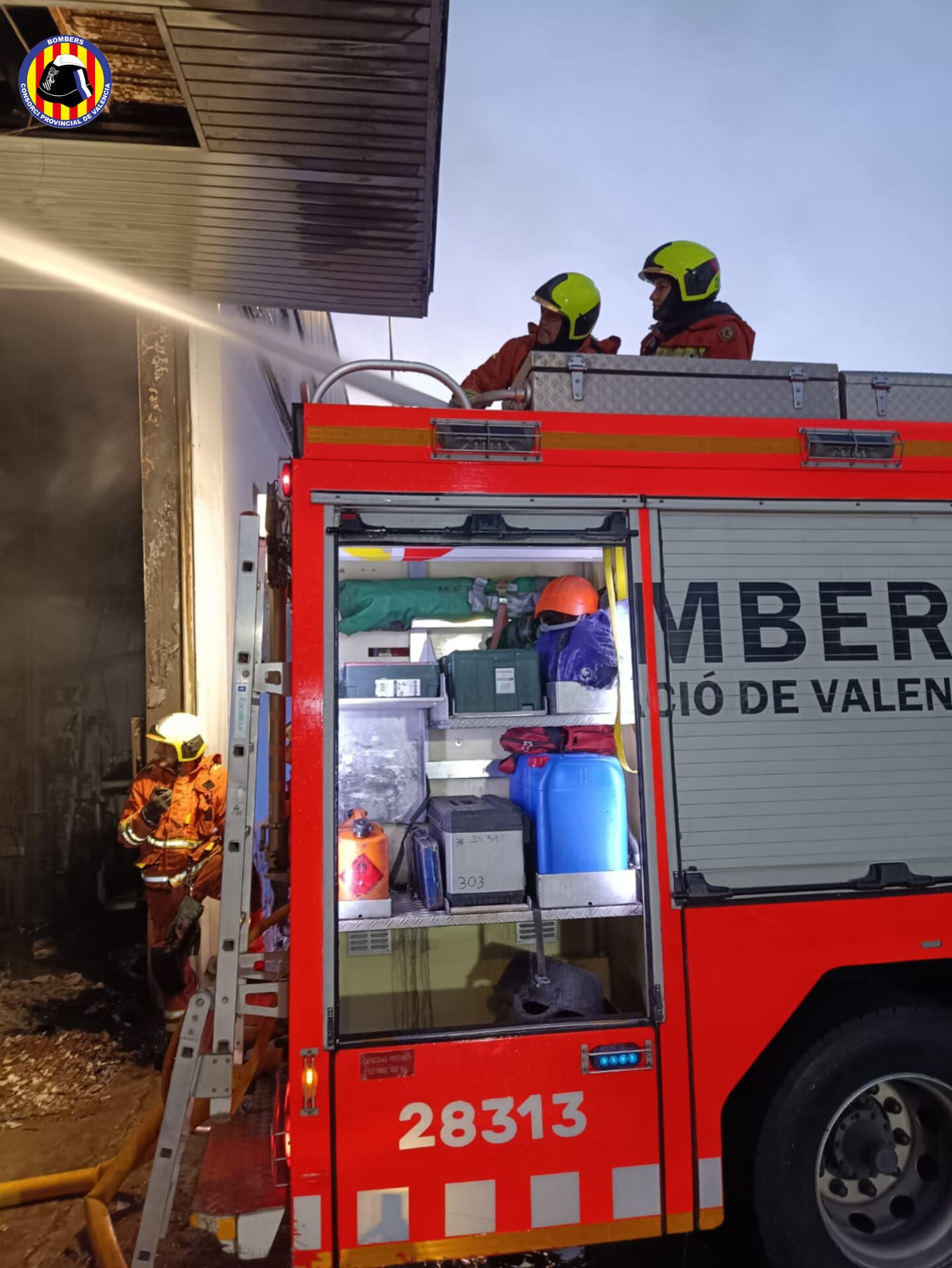 Imagen secundaria 2 - Un incendio calcina un almacén de colchones en Alaquàs y deja un herido