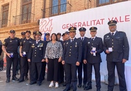 Natalia Antonino, concejala de Policía Local, acompañando a los agentes galardonados.