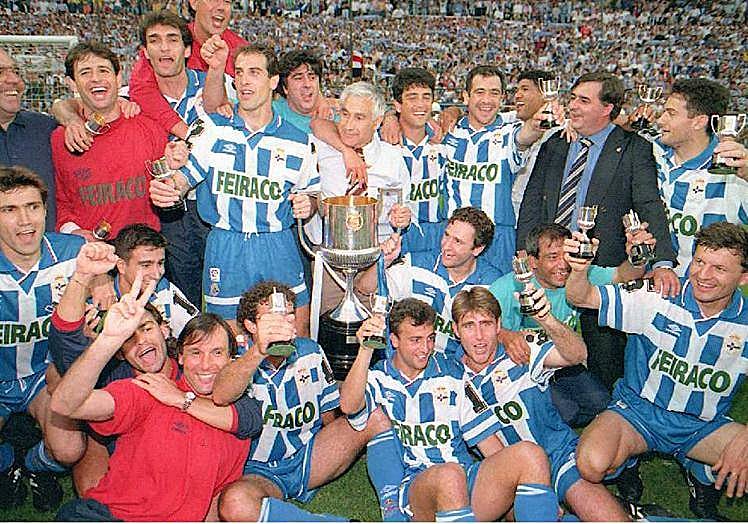 Arsenio Iglesias y sus jugadores, con el título de Copa del Rey.