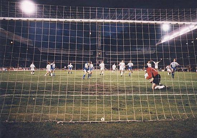 González atrapa el balón tras el disparo de penalti de Djukic.