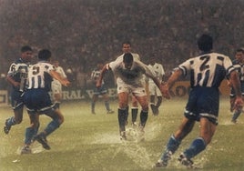 Lubo Penev, entre varios futbolistas del Deportivo en el Santiago Bernabéu.