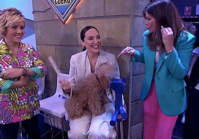 Tamara Falcó sentada junto a su perra Jacinta.