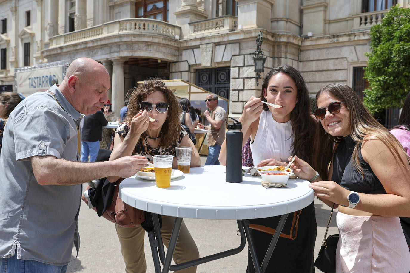 Valencia saborea su gran evento de las paellas