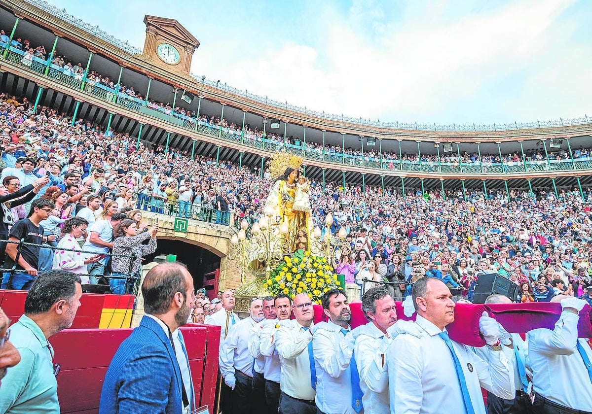 La Peregrina, el sábado pasado, portada a hombros en la plaza de Toros por los Seguidores, durante la Gran Vigilia.