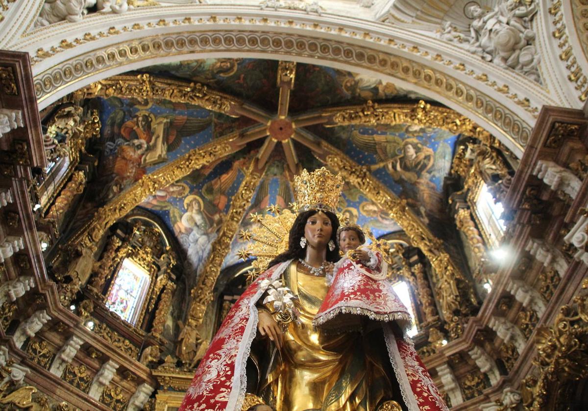 La imagen peregrina de la Virgen de los Desamparados, en el altar de la Catedral de Valencia.