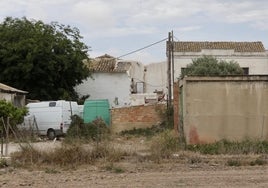 Dos furgonetas aparcadas junto a la alquería donde celebraron la 'rave'.