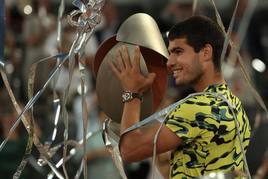 Alcaraz levanta el título de campeón en el Mutua Madrid Open.