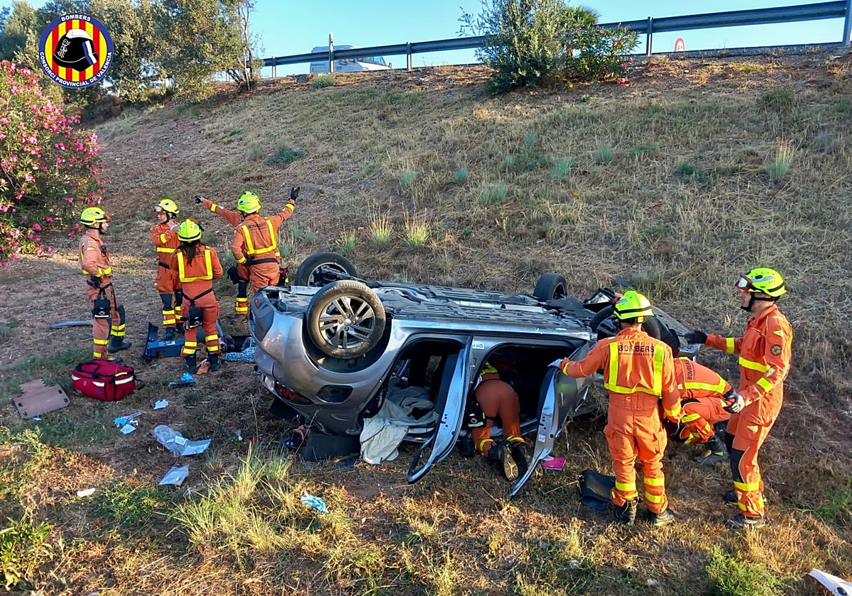 Momento en que los bomberos excarcelan a la persona atrapada en el accidente de Rotglà.