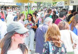 Ambiente que se vivió este domingo en la Fira del Llibre en los Jardines de Viveros.