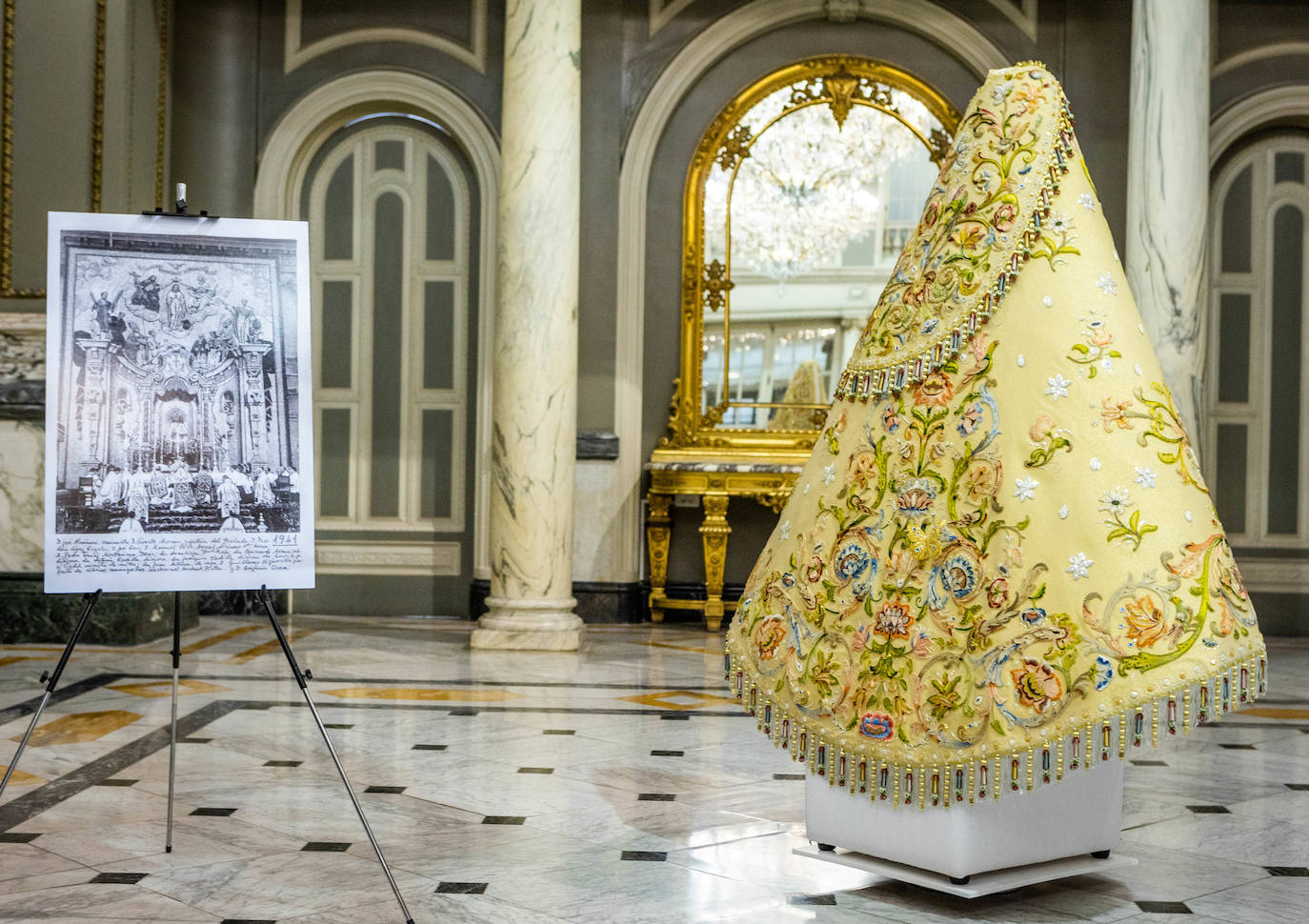 Así es el manto, al detalle, que llevará la imagen peregrina de la Mare de Déu en el Centenario de la Coronación