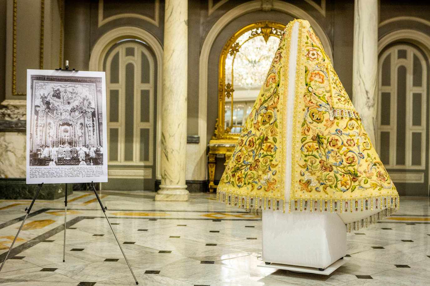 Así es el manto, al detalle, que llevará la imagen peregrina de la Mare de Déu en el Centenario de la Coronación