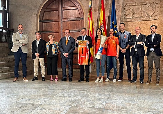 Ximo Puig posando con la camiseta del Valencia Basket junto al trofeo de Liga Endesa.