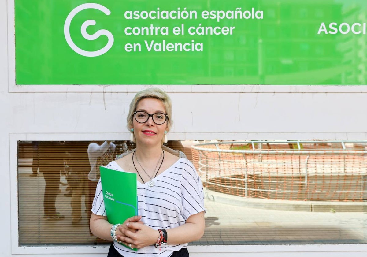 Noelia Villora, enferma de cáncer metastásico, este martes frente a la sede de la Asociación Española Contra el Cáncer en Valencia.